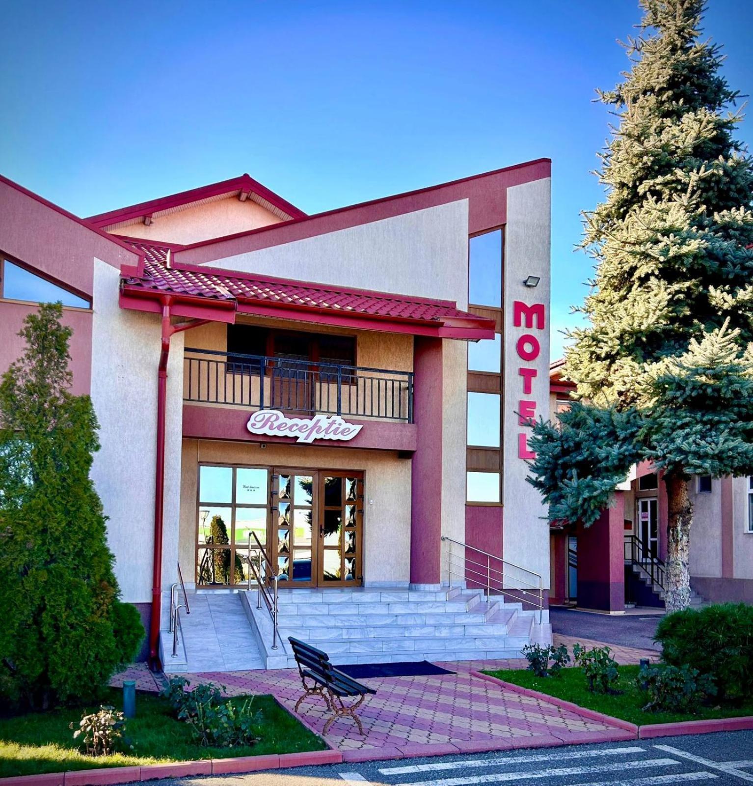 Hotel Levisticum Bacău Exteriér fotografie